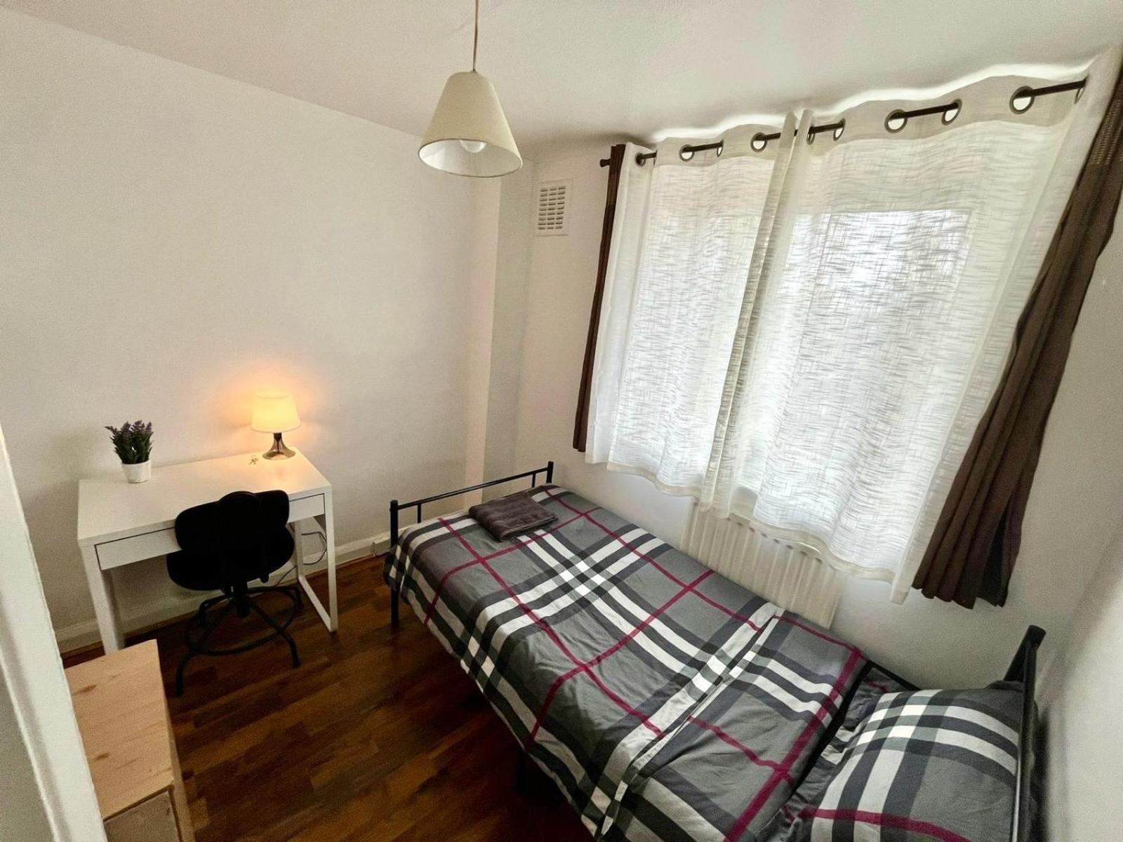 Whitechapel Station Rooms Лондон Екстер'єр фото
