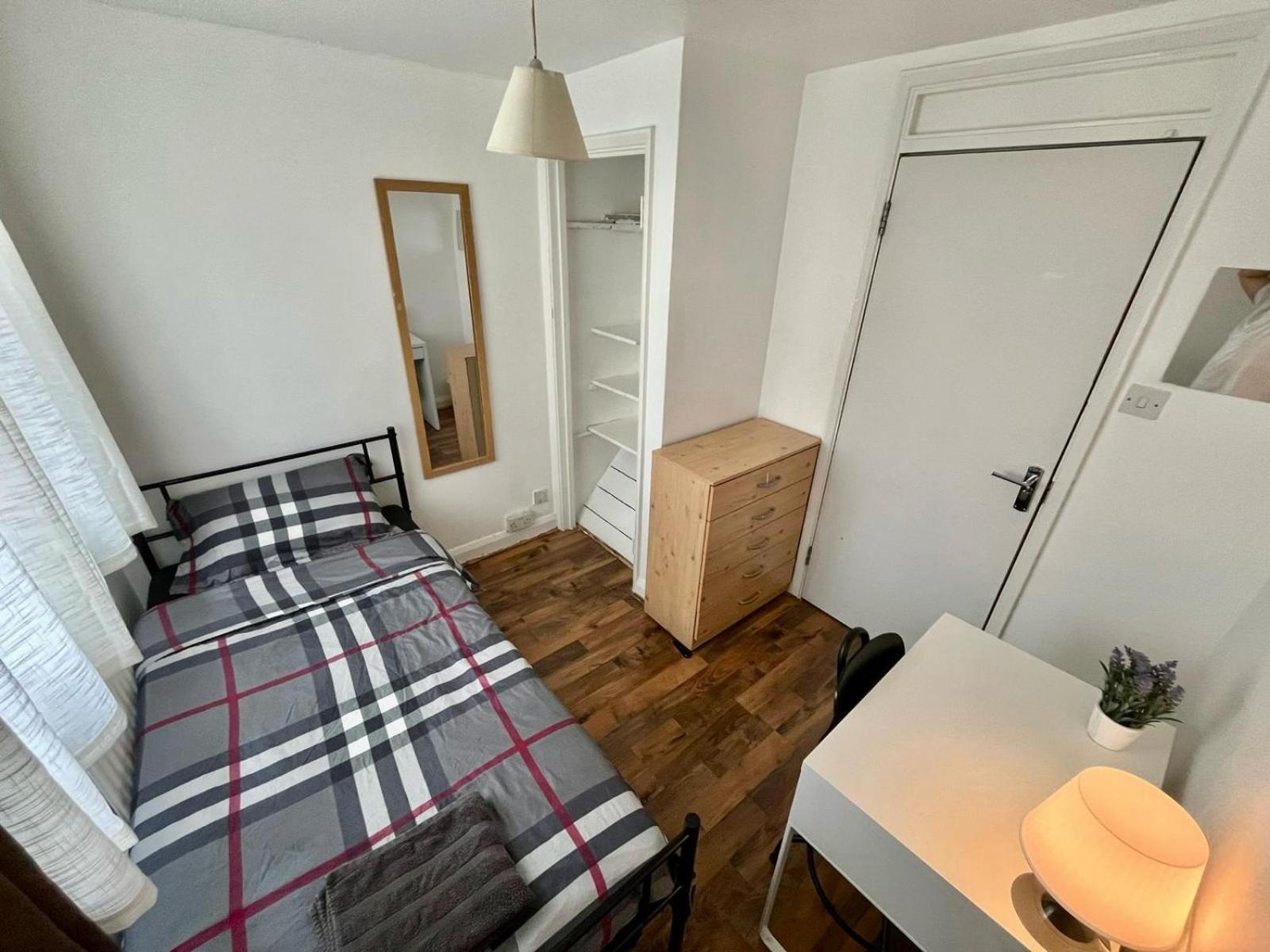 Whitechapel Station Rooms Лондон Екстер'єр фото