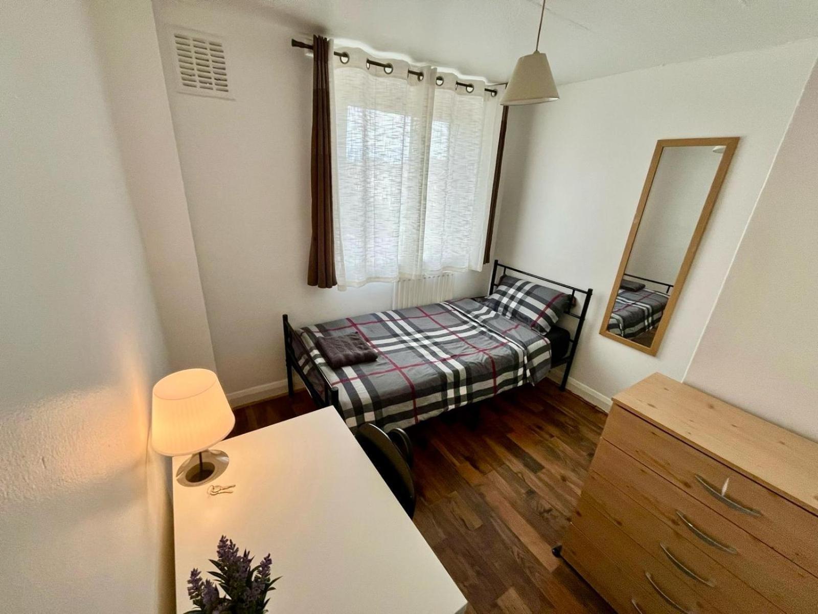 Whitechapel Station Rooms Лондон Екстер'єр фото
