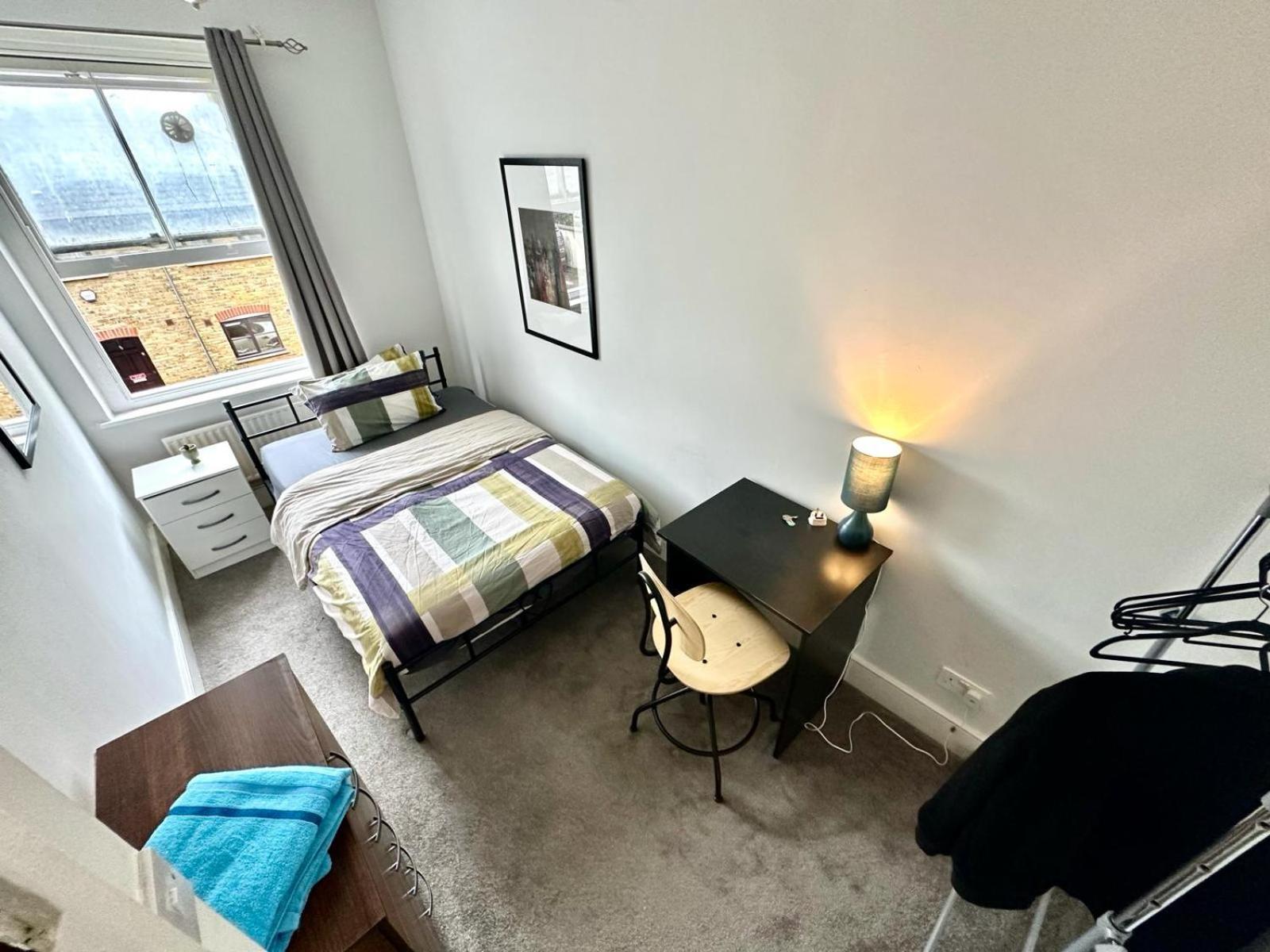 Whitechapel Station Rooms Лондон Екстер'єр фото