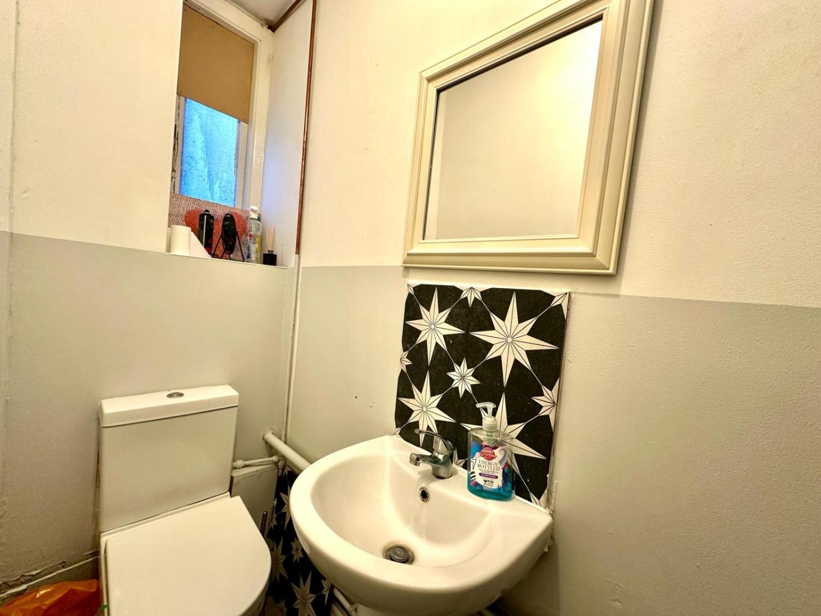 Whitechapel Station Rooms Лондон Екстер'єр фото