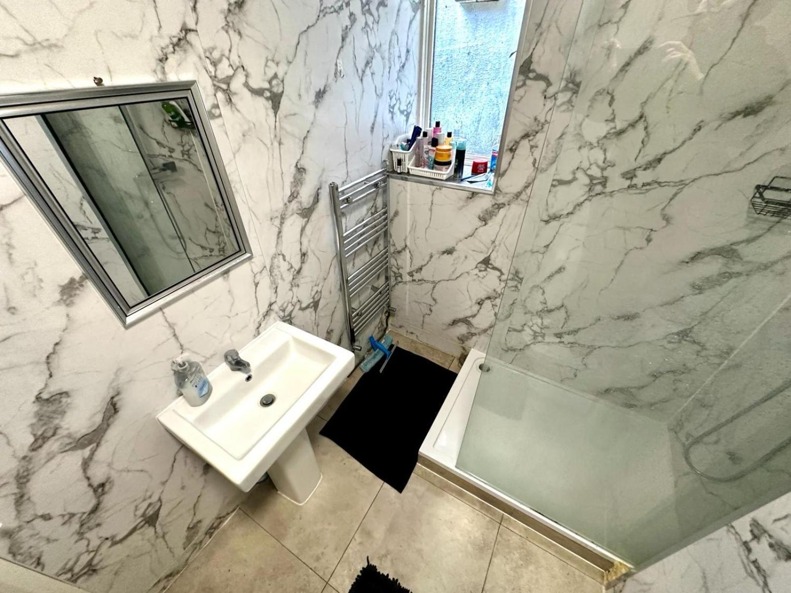 Whitechapel Station Rooms Лондон Екстер'єр фото